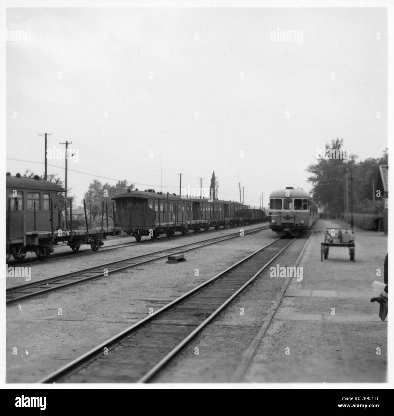 Parte del cantiere presso la stazione Axvall. La stazione è stata aperta nel 1874 con case di stazione a un piano e mezzo in legno. Cessò nel 1961. La macchina a motore è probabilmente SJ Y01 474, prodotta da Hilding Carlsson, abbandonata nel 1961. Foto Stock