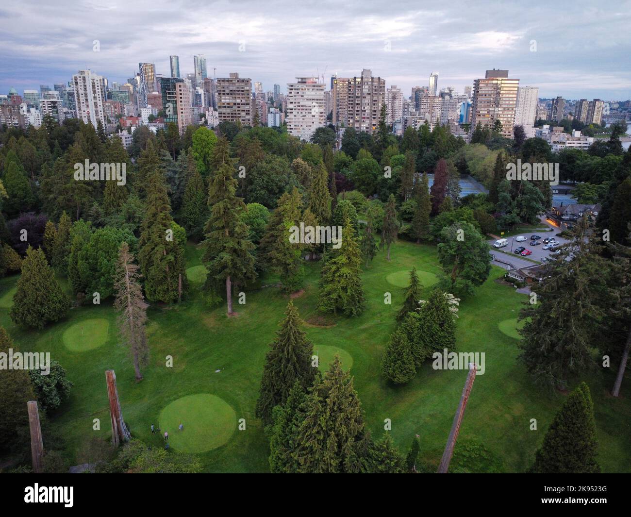 La vista dello Stanley Park con gli edifici della città sullo sfondo. British Columbia, Canada. Foto Stock