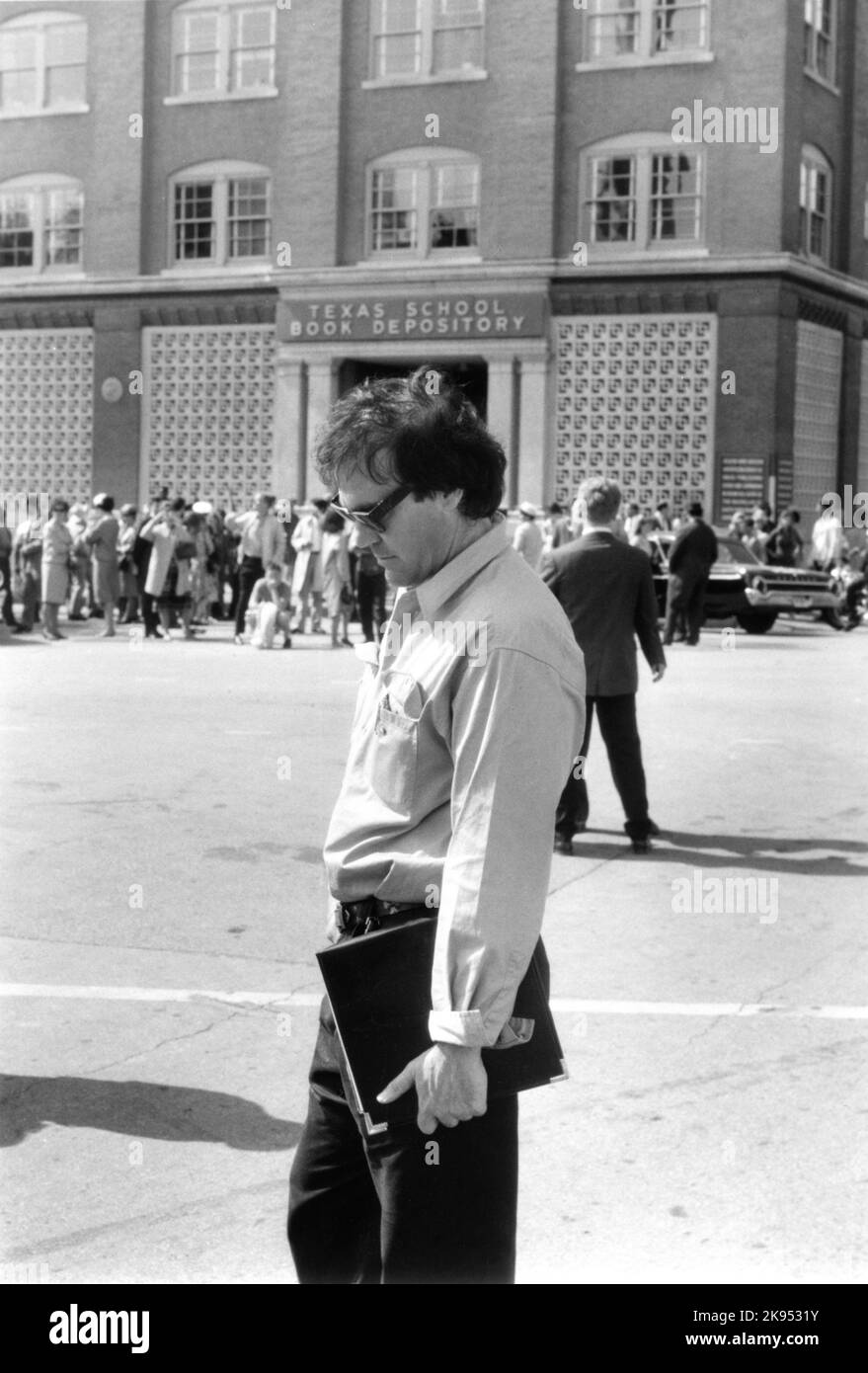 Direttore OLIVER STONE su set location Candid da Texas School Book Depository durante le riprese del regista OLIVER STONE 1991 Oliver Stone e Zachary Sklar basato su libri di Jim Garrison e Jim Marrs musica John Williams Canal+ / New Regency Productions / Alcor Films / Ixtlan / Camelot / Warner Bros. Foto Stock