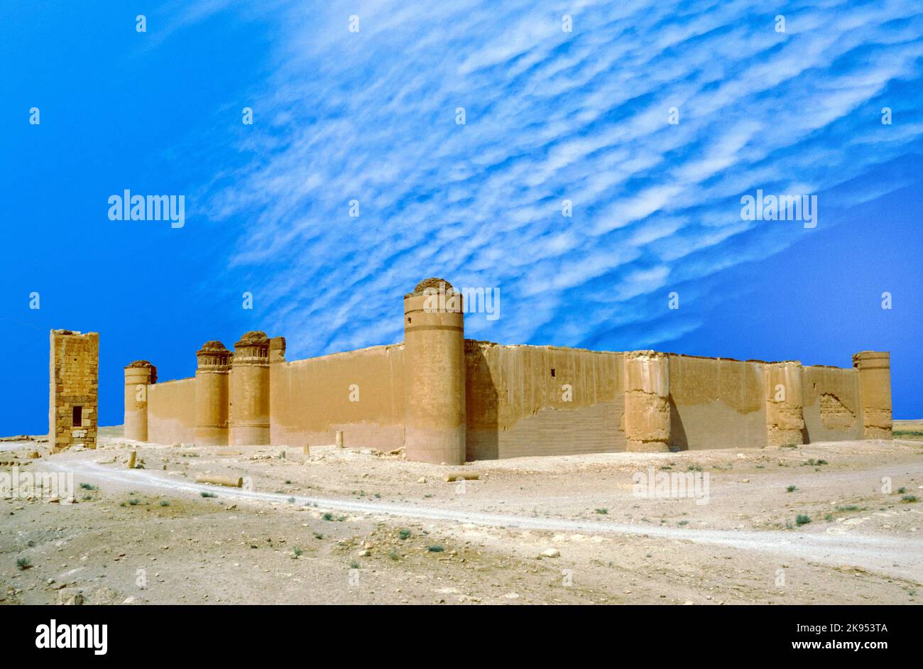 AL-SUKHNAH, SIRIA - OTT 23: Castello di Qasr al-Hayr al-Sharqi nel deserto siriano il 23 Ott 1996 ad AlSukhnah, Siria. Fu costruita dagli Umayyyad cali Foto Stock