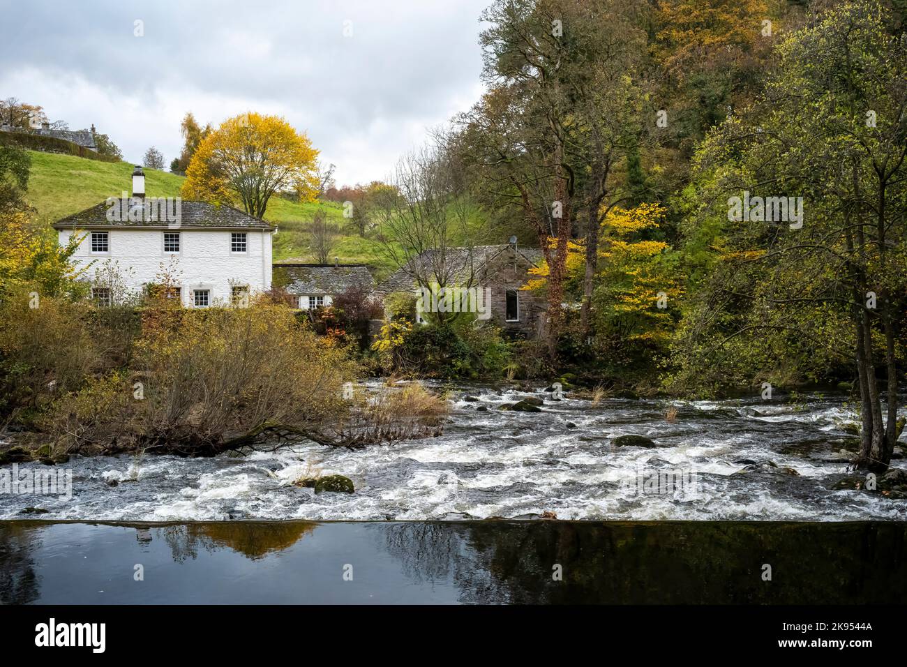 Il fiume Lowther prima e dopo Askam Weir, Penrith, Cumbria, UK Foto Stock