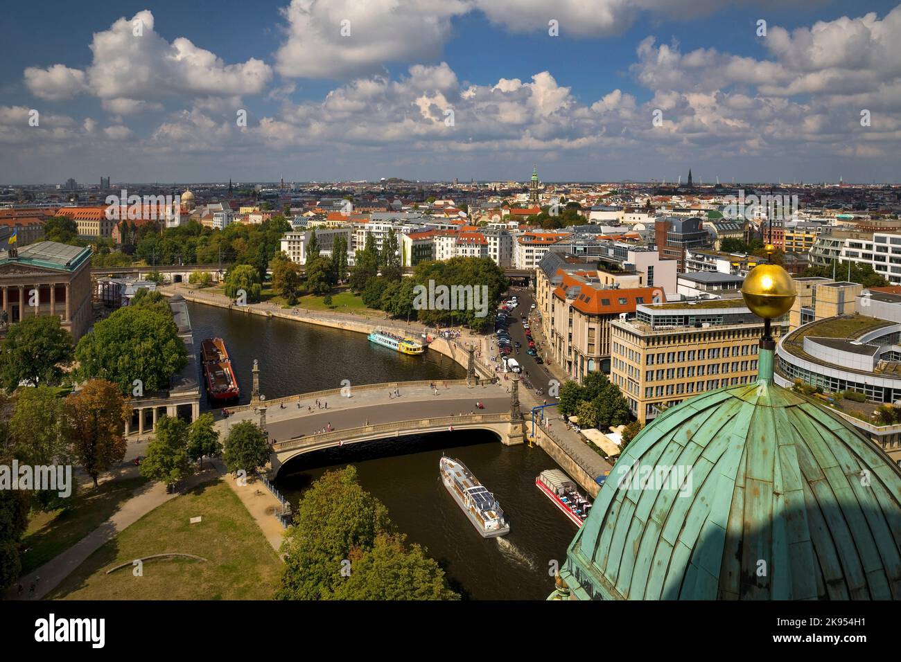 Vista rialzata su una cupola della Cattedrale di Berlino sul fiume Sprea con il Ponte di Friedrichs, Germania, Berlino Foto Stock