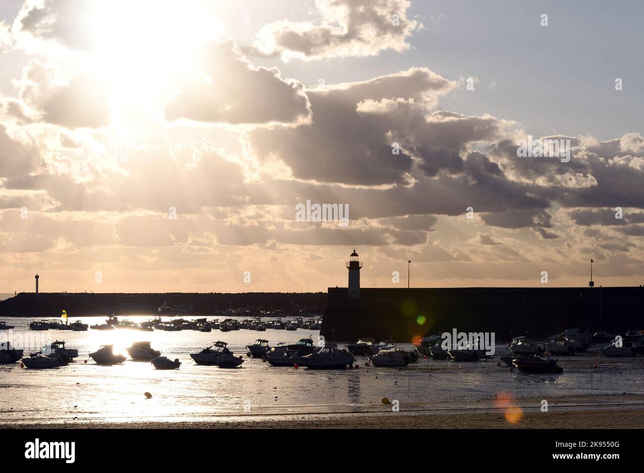 porto con bassa marea contro la luce, Francia, Bretagna, Dipartimento Cotes-d’Armor, Erquy Foto Stock