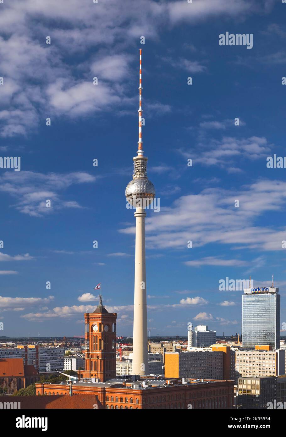 Panorama della città con Rotes Rathaus e la torre della televisione, Berlino-Mitte, Germania, Berlino Foto Stock