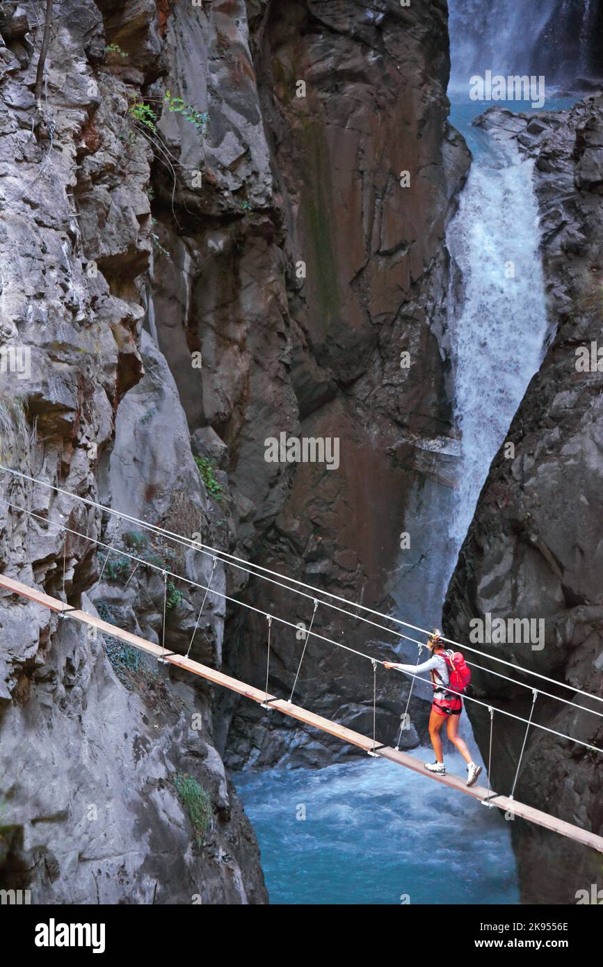 Ponte di corda su una gola, via ferrata du parc Thermal, Francia, alta Savoia, Saint-Gervais-les-Bains Foto Stock