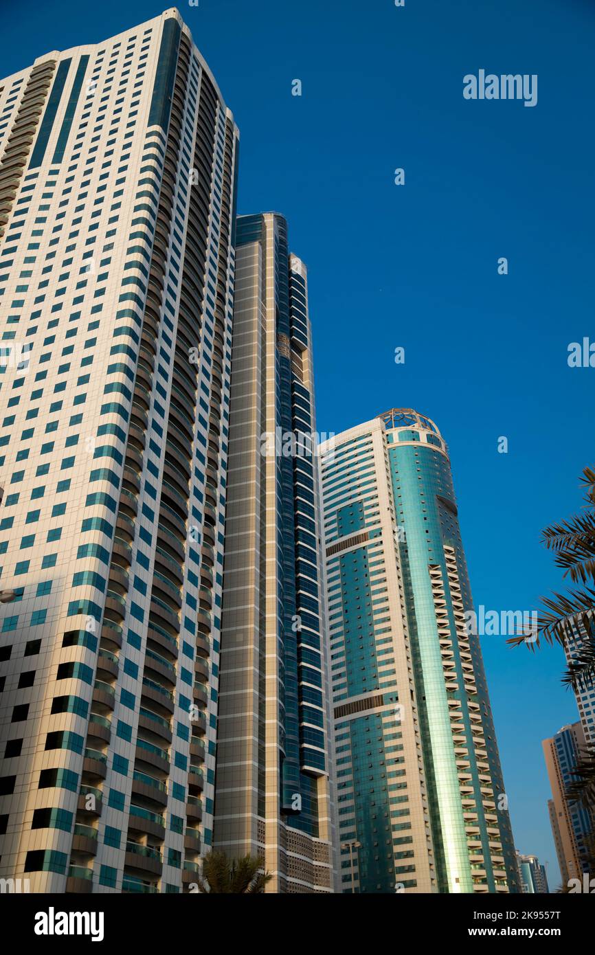 Grattacieli e splendidi edifici architettonici di Sharjah. Foto Stock