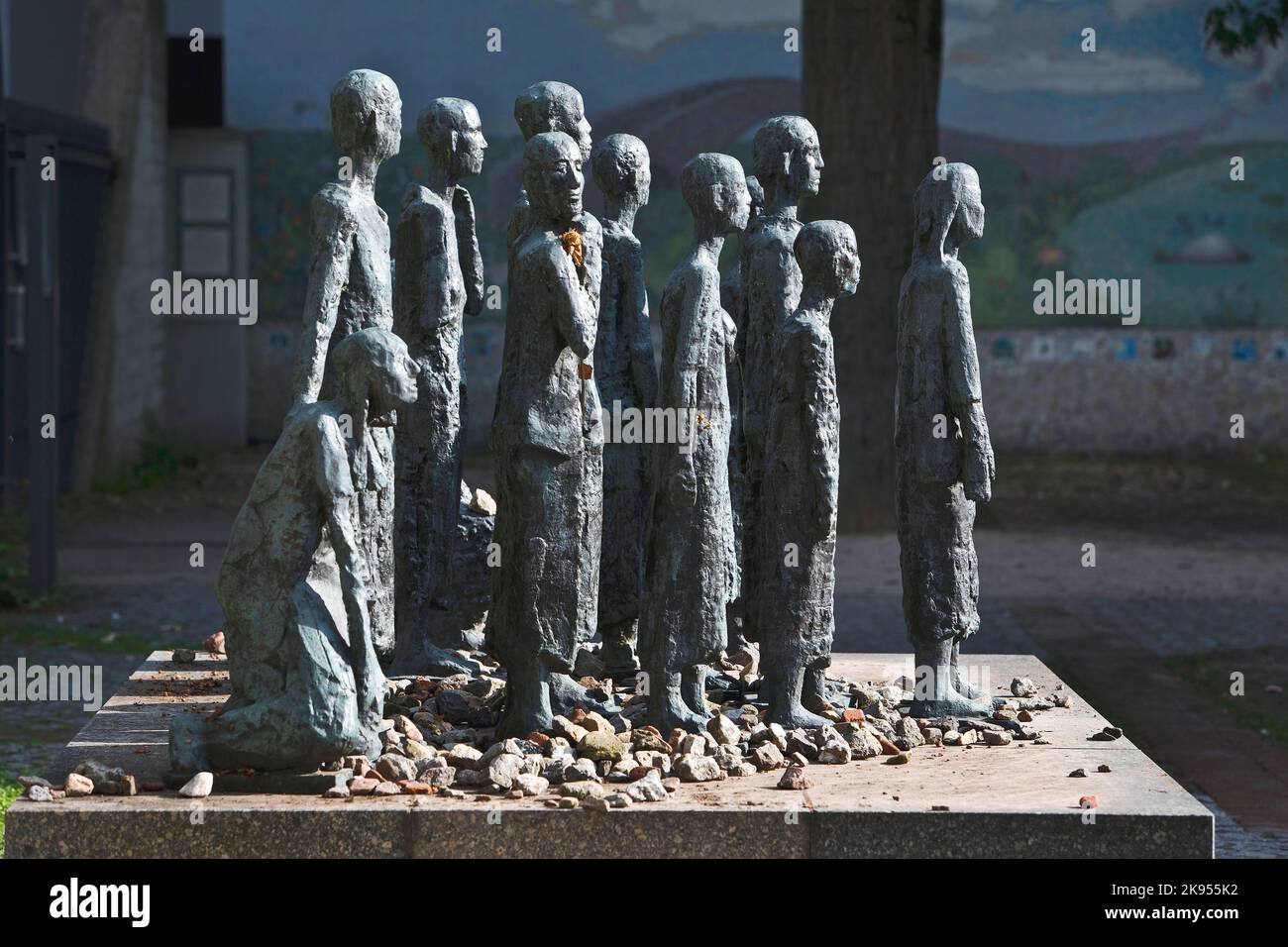Gruppo di sculture, ebrei vittime del fascismo di fronte al cimitero ebraico di Schoenhauser Allee, Germania, Berlino Foto Stock