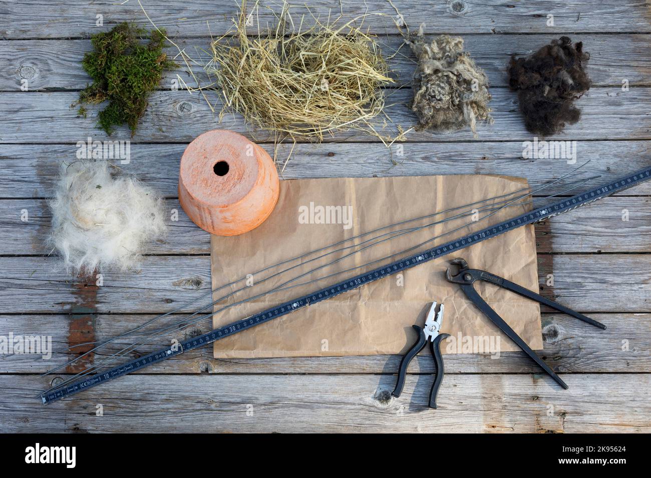 realizzazione di un dispenser per il nesting di materiale per uccelli o scoiattoli, fase 1: materiale, serie immagine 1/5 Foto Stock