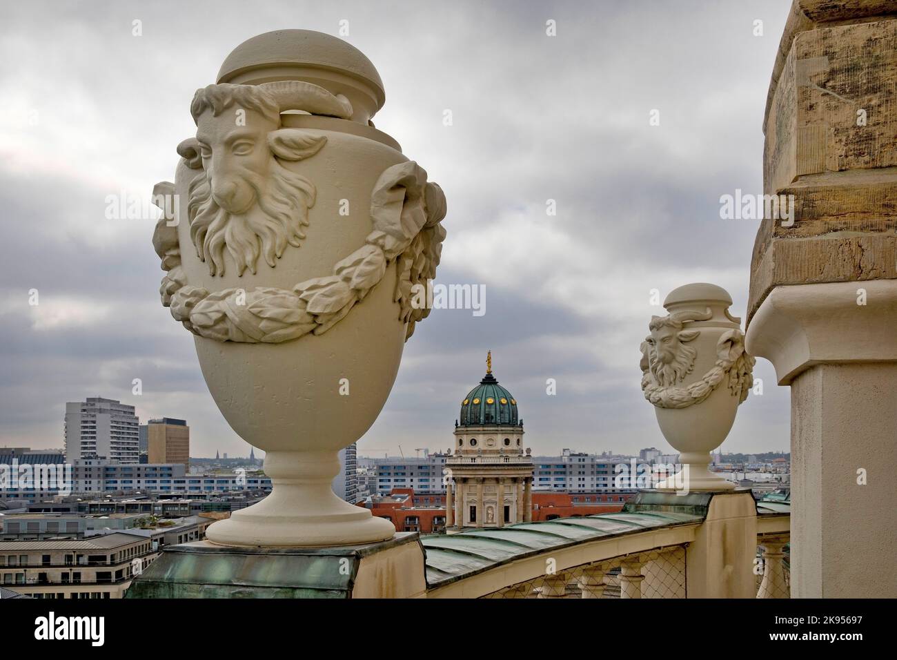 Vista sulla città dalla piattaforma panoramica della Cattedrale di Frech in direzione della Cattedrale tedesca, Germania, Berlino Foto Stock