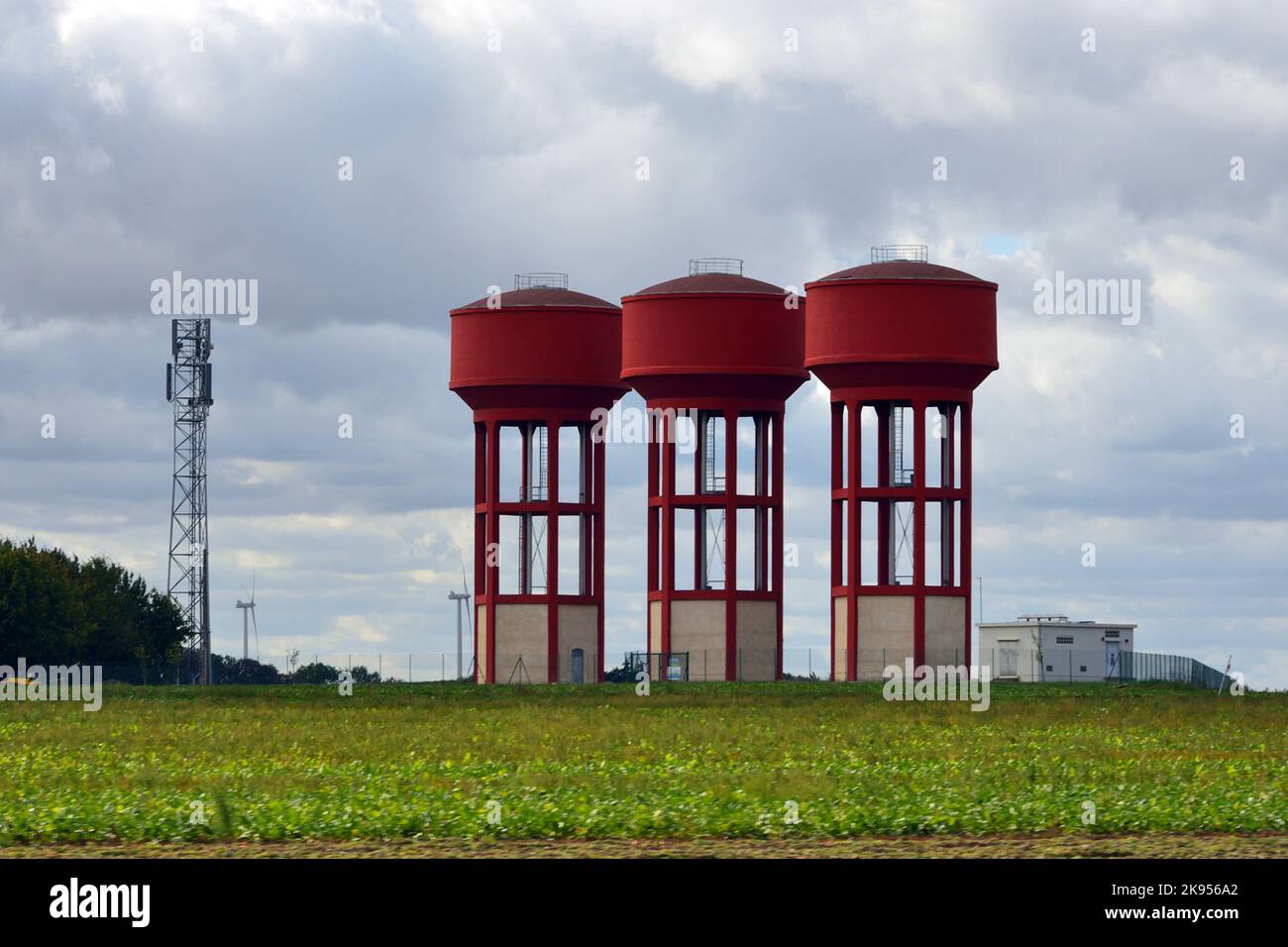 Tre torri d'acqua di Guillacourt, Francia, Hauts-de-France, Guillacourt Foto Stock