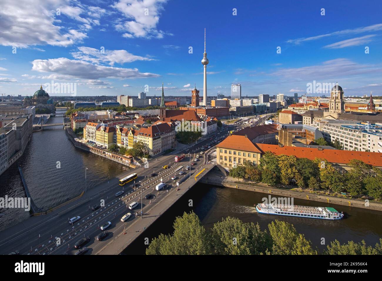 Panorama della città con Spree, Cattedrale, quartiere Nikolai, Rotes Rathaus, torre televisiva e Altes Stadthaus, Berlin-Mitte, Germania, Berlino Foto Stock