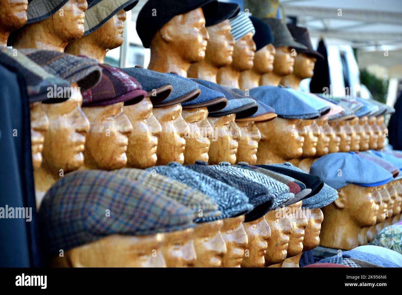 Molte teste di legno con tappi piatti in una bancarella del mercato, Francia, Bretagna, Dipartimento Cotes-d’Armor, Erquy Foto Stock