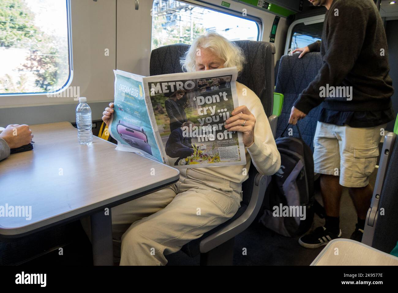 Regno Unito, Inghilterra. Una donna in treno che legge un giornale londinese sul funerale della regina Elisabetta del 2nd. 17th settembre 2022. Foto Stock