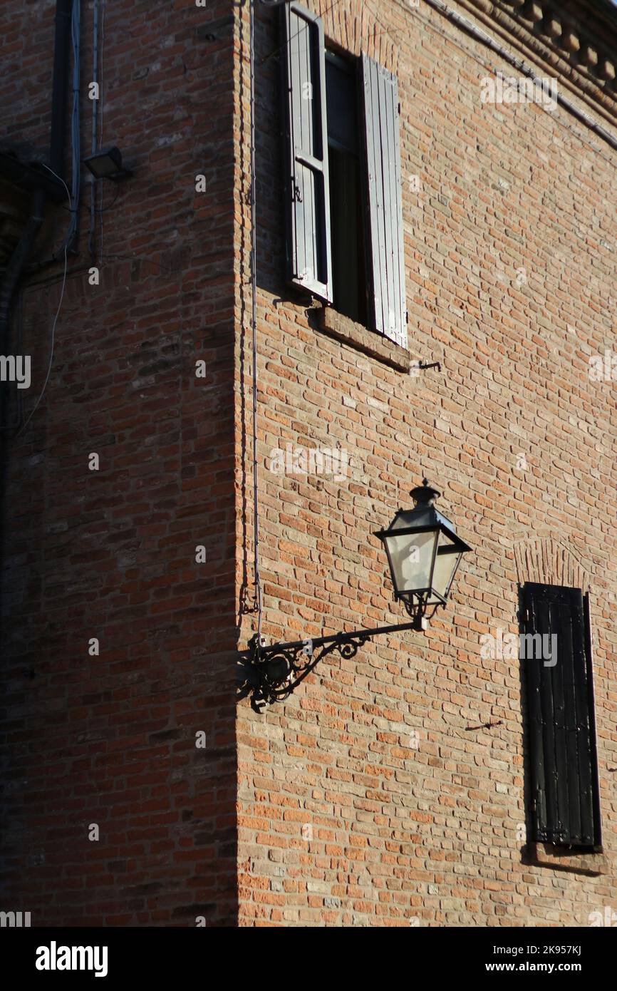 Una lanterna è uno strumento di illuminazione, spesso portatile, tipicamente dotato di un involucro protettivo per la sorgente di luce, storicamente di solito una candela Foto Stock