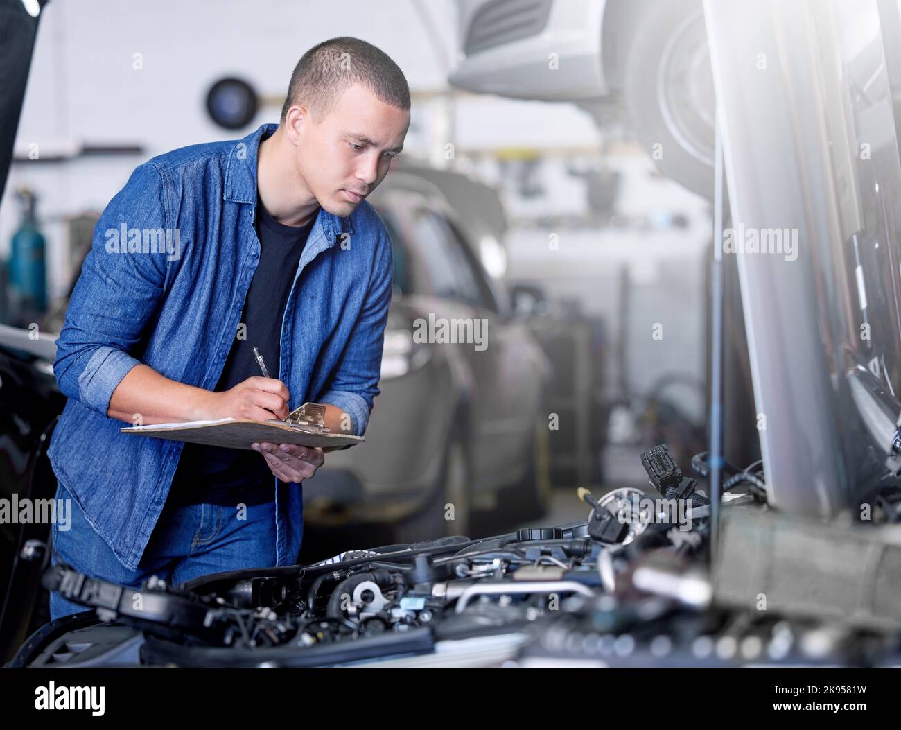 Servizio auto, ispezione e meccanica in auto con motore di controllo della clipboard. Note scritte per tecnico, ingegnere e uomo che lavora in officina o officina Foto Stock