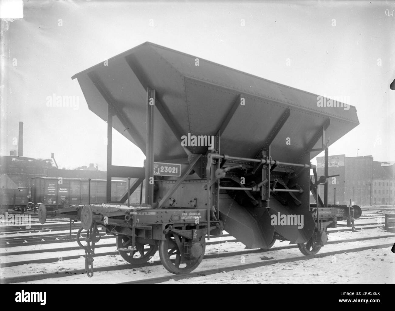 Le Ferrovie di Stato, SJ auto-allentando vagoni di carbone Q7 23021 le collisioni erano prugne, appese in cima e così scivolano in grondaie su entrambi i lati al di fuori delle lunghe travi. Dal 1911 al 1928 sono state costruite queste auto a carbone Foto Stock
