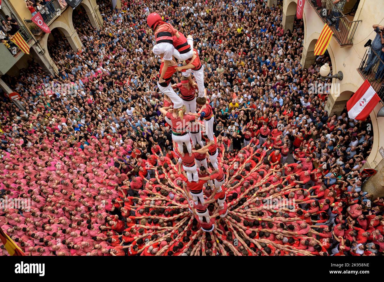 Castell (castello/torre umana) di 9 piani caricato nella Diada castellera de Santa Úrsula 2022 in piazza Blat de Valls. Colle Jove Xiquets de Valls Foto Stock