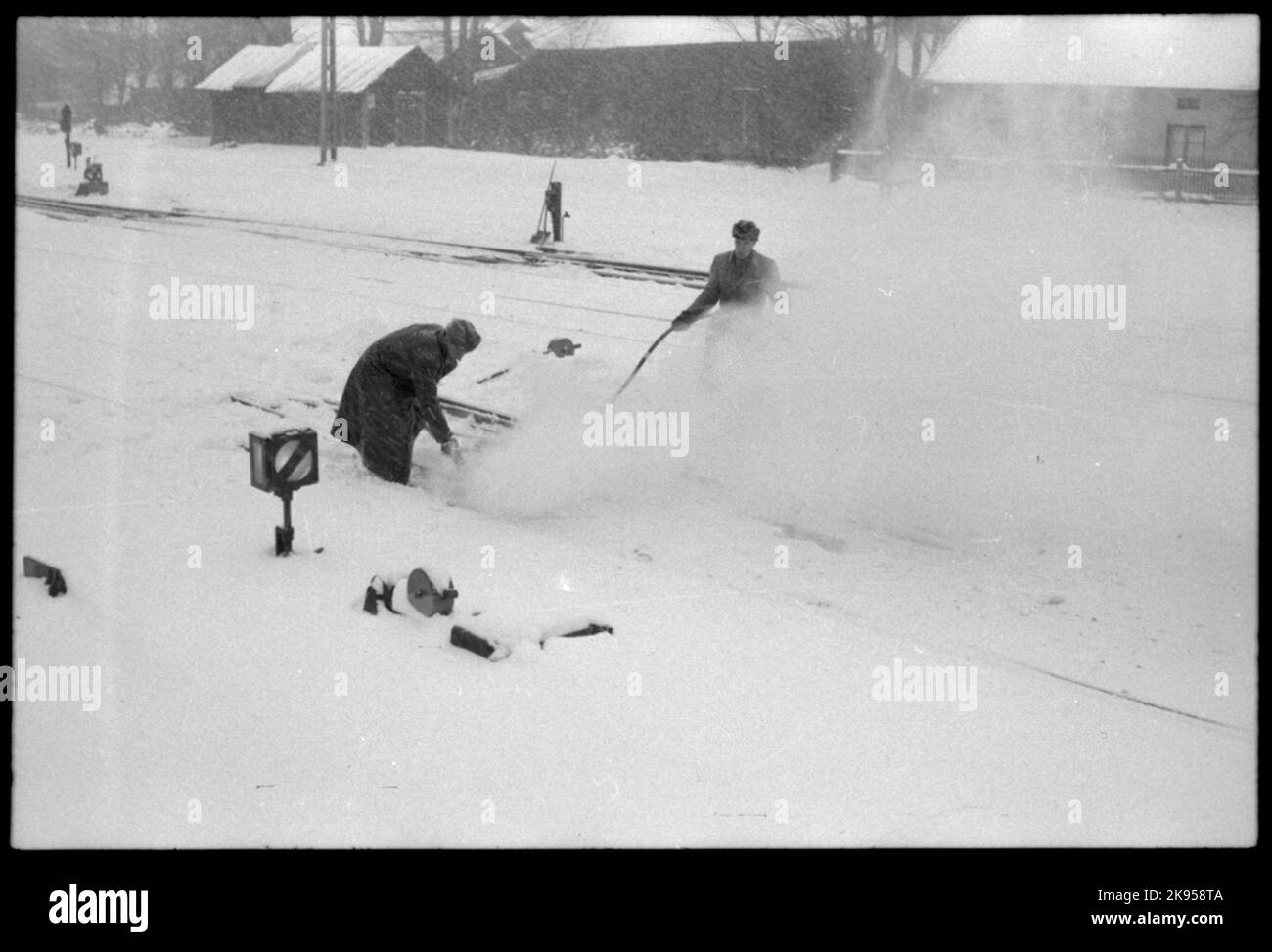 Rimozione della neve e pulizia dell'ingranaggio con aria compressa. Foto Stock
