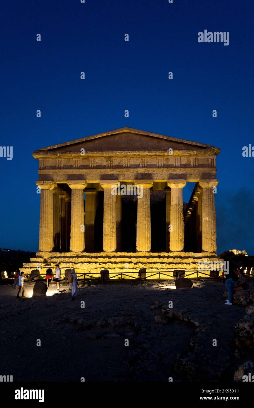 Italia, Sicilia, Agrigento. Valle dei Templi. Tempio greco di Concordia 440 a.c. Illuminato di sera. Sullo sfondo distante si trova il Tempio di Giunone Foto Stock