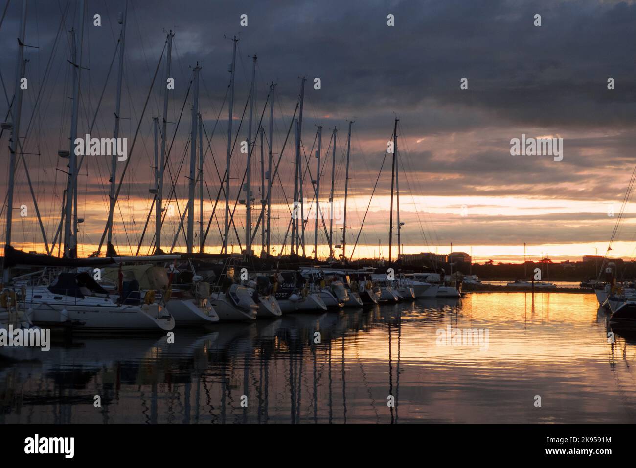 Sunset, Parkstone Sailing Club marina, Poole, Dorset, Inghilterra, Regno Unito Foto Stock