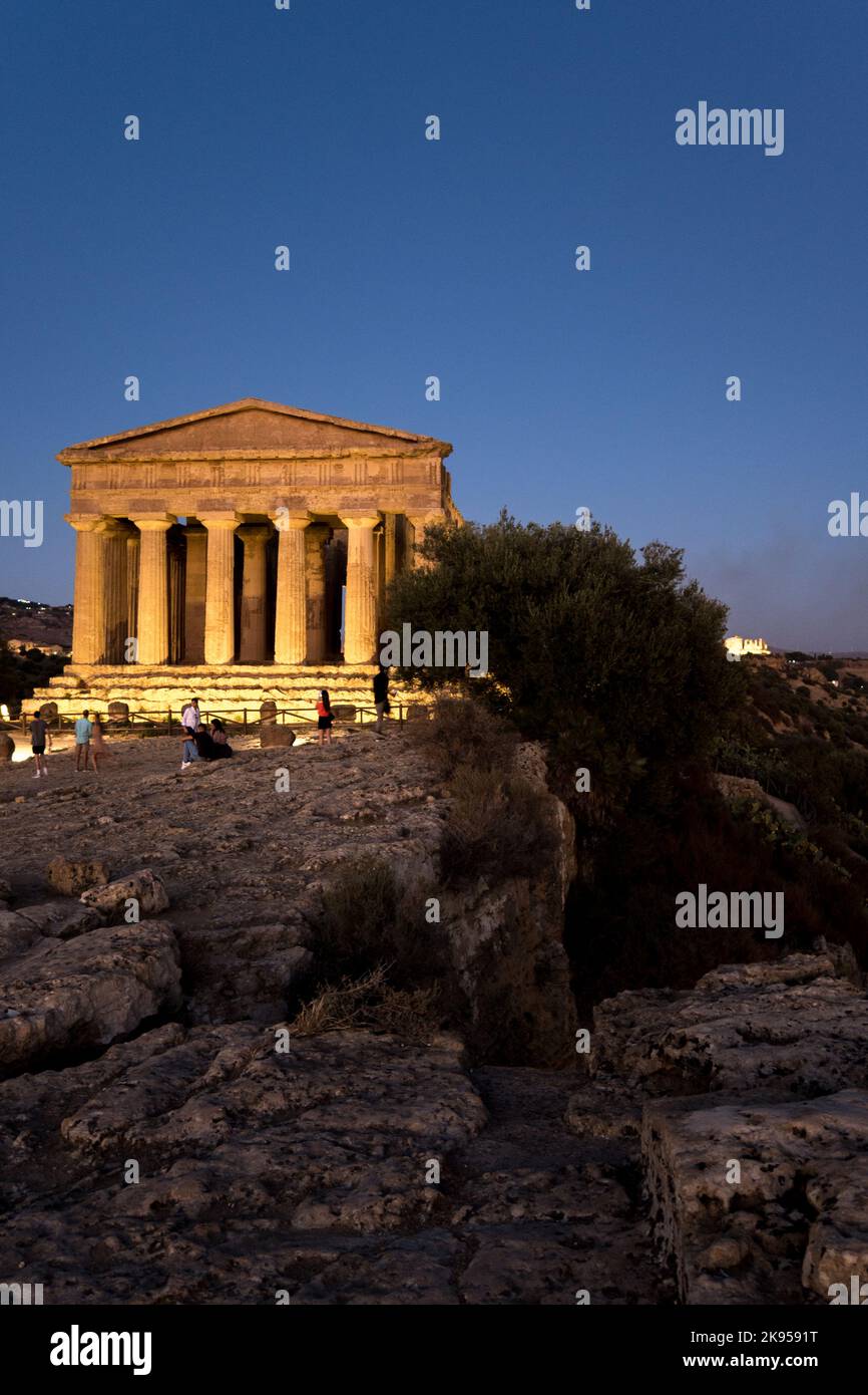 Italia, Sicilia, Agrigento. Valle dei Templi. Tempio greco di Concordia 440 a.c. Illuminato di sera. Sullo sfondo distante si trova il Tempio di Giunone Foto Stock