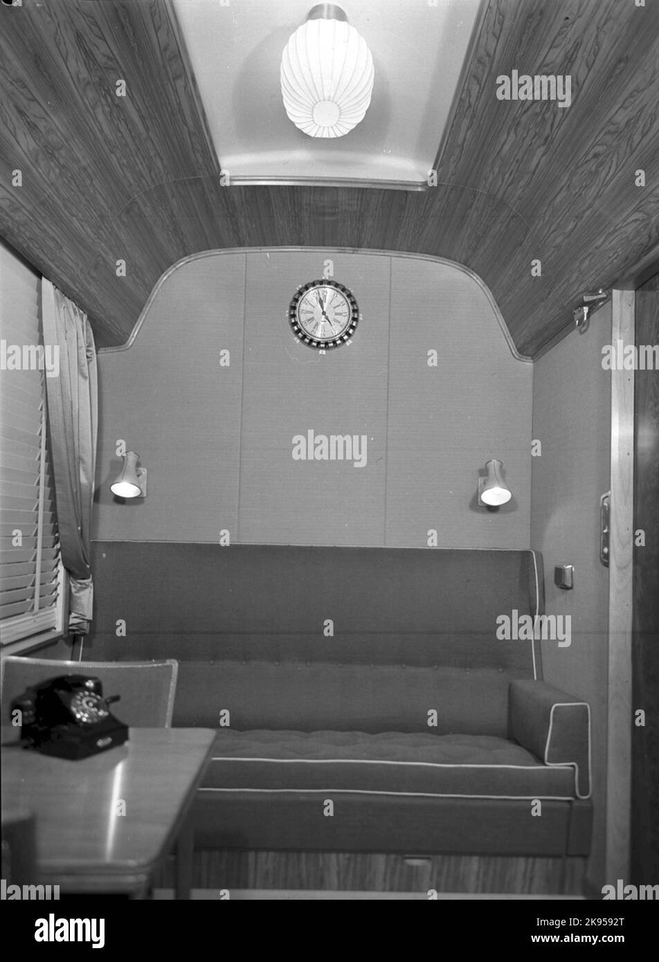 The state Railways, SJ SO3 2904. Interni del salone nel carrello del salone di HM King Gustav VI Adolf. Originariamente letterale AO3, 1956 è cambiato in SO3. Foto Stock The state Railways, SJ SO3 2904. Interni del salone nel carrello del salone di HM King Gustav VI Adolf. Originariamente letterale AO3, 1956 è cambiato in SO3. Foto Stock