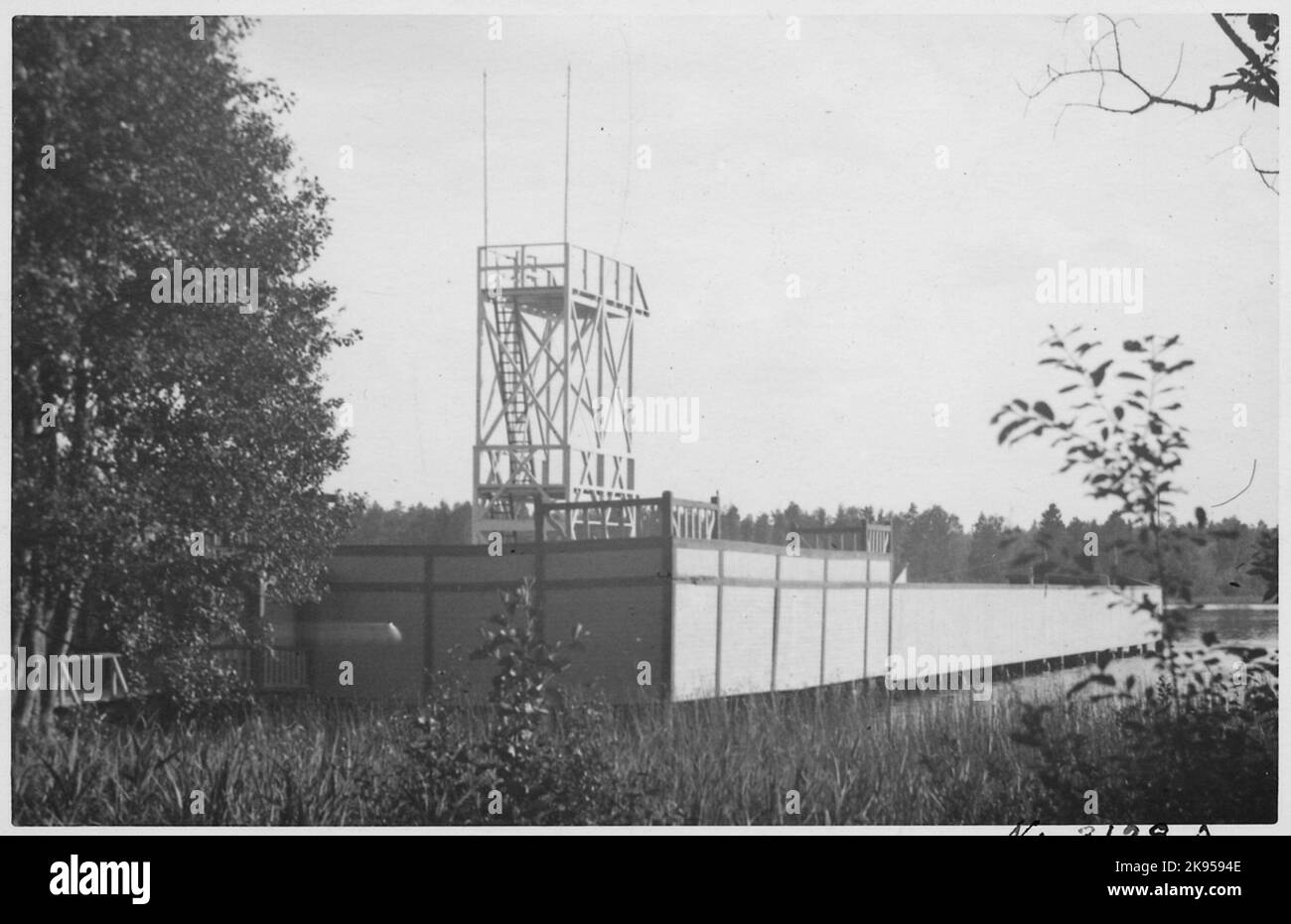 Il bagno freddo casa a Nässjö. Edificio in legno dipinto di giallo. Foto Stock