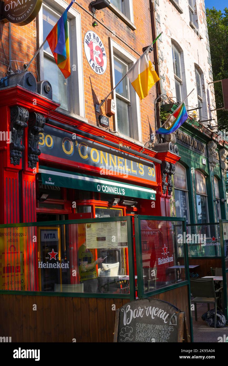 Ireland Eire Dublin 30 Bachelors Walk popolare o'Connell's Bar tardi fino alle 2am pub ristorante sport dal vivo locale da ballo Foto Stock
