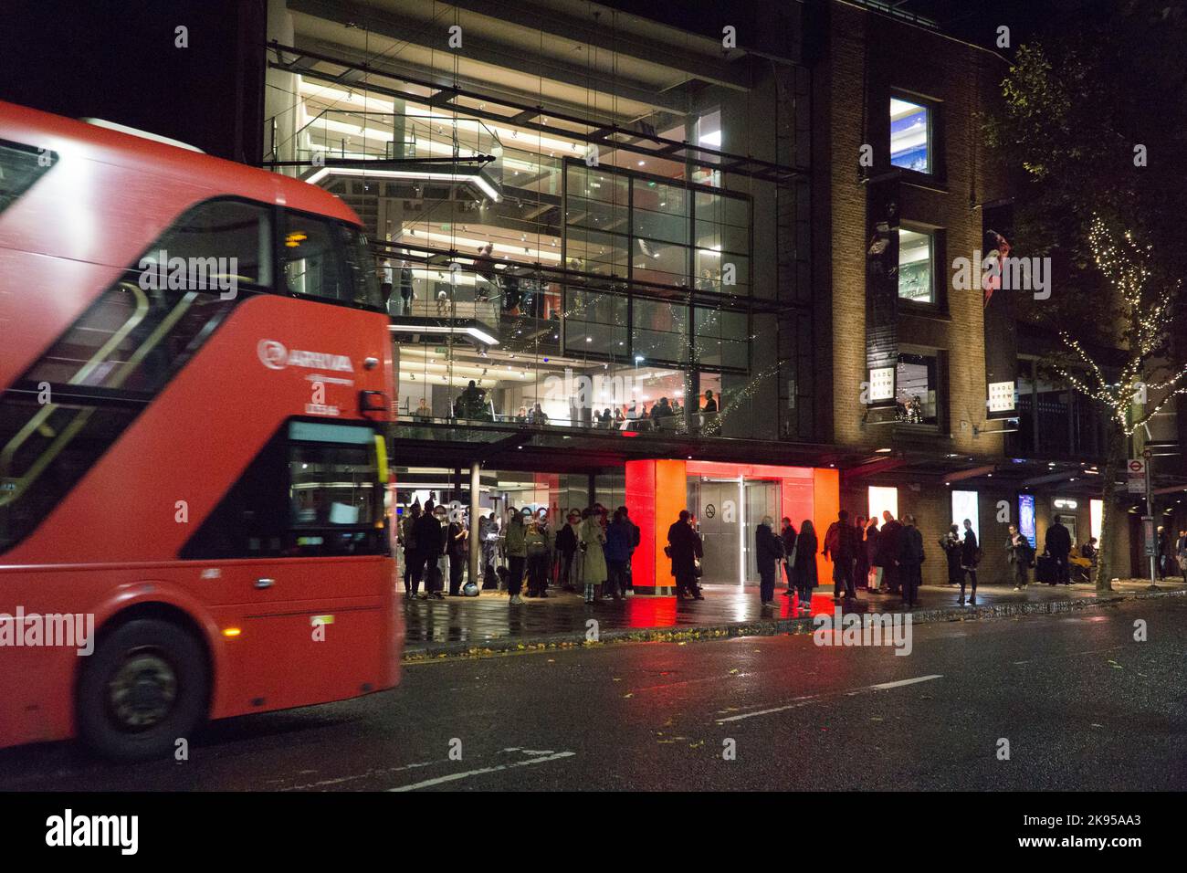 Londra, Regno Unito, 21 ottobre 2022: Teatro Sadlers Wells per danza e balletto visto al crepuscolo con luci che si riflettono sulla strada bagnata e sul marciapiede. Anna Watson/ Foto Stock