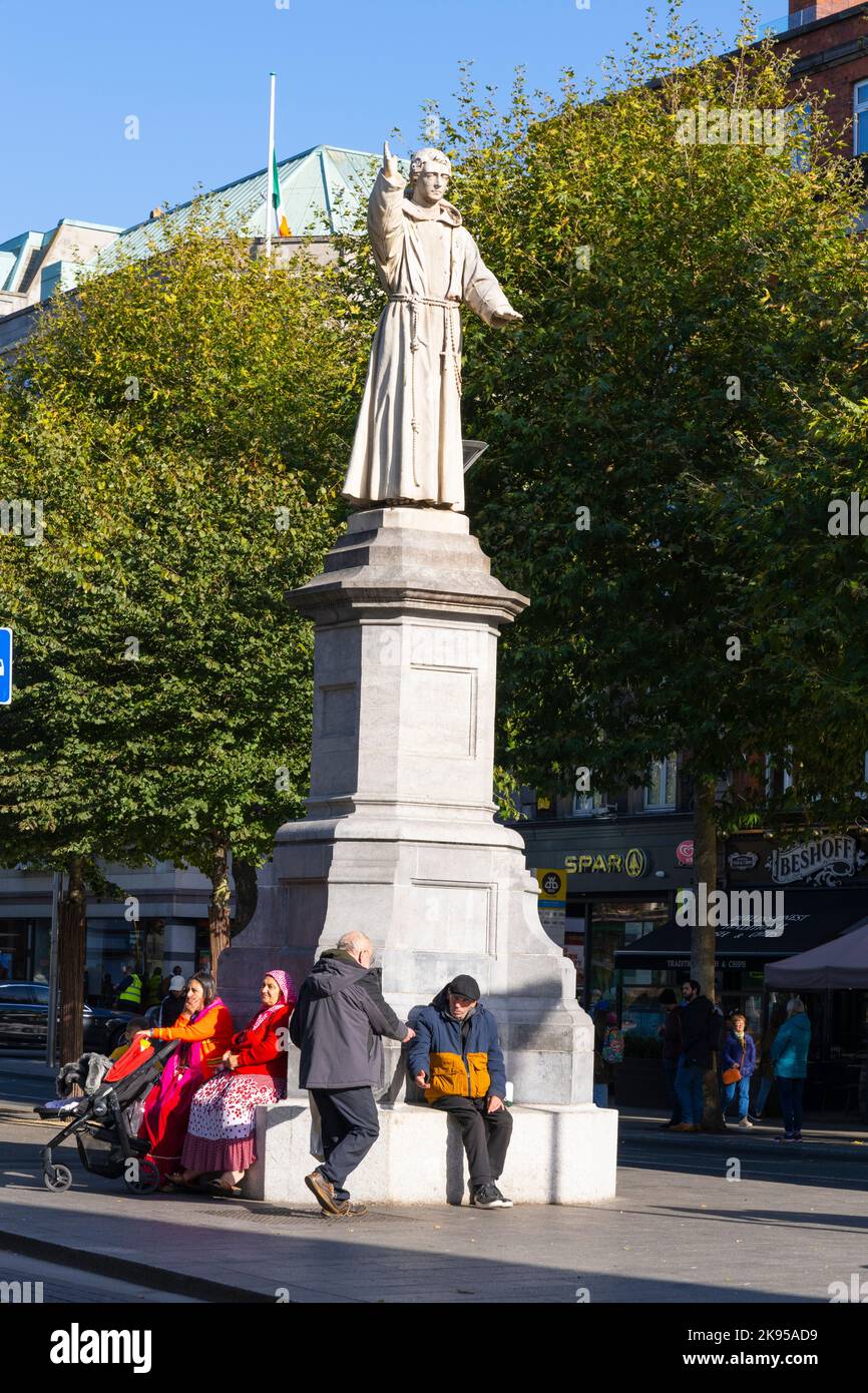 Irlanda Eire Dublino o'Connell Street statua Padre Mathew 1790 - 1856 Irish Catholic Priest Teetotalist riformer Cappuccino Ordine di Mary Redmond 1893 Foto Stock