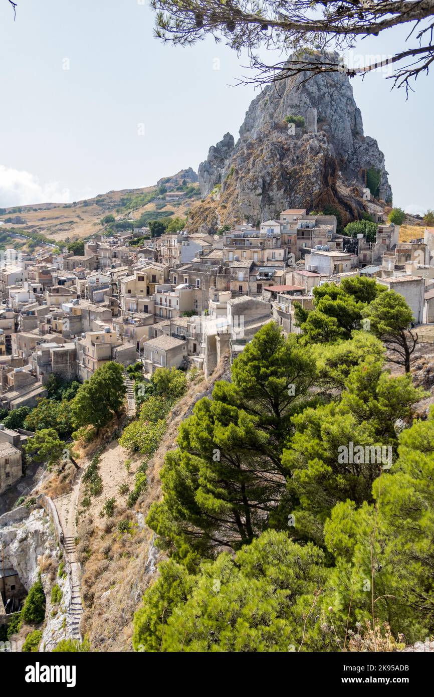 Italia, Sicilia, Caltabellotta. I tetti delle case di questa città collinare a nord-est di Sciacca si distese sotto. La Grande Rocca domina la città. Foto Stock