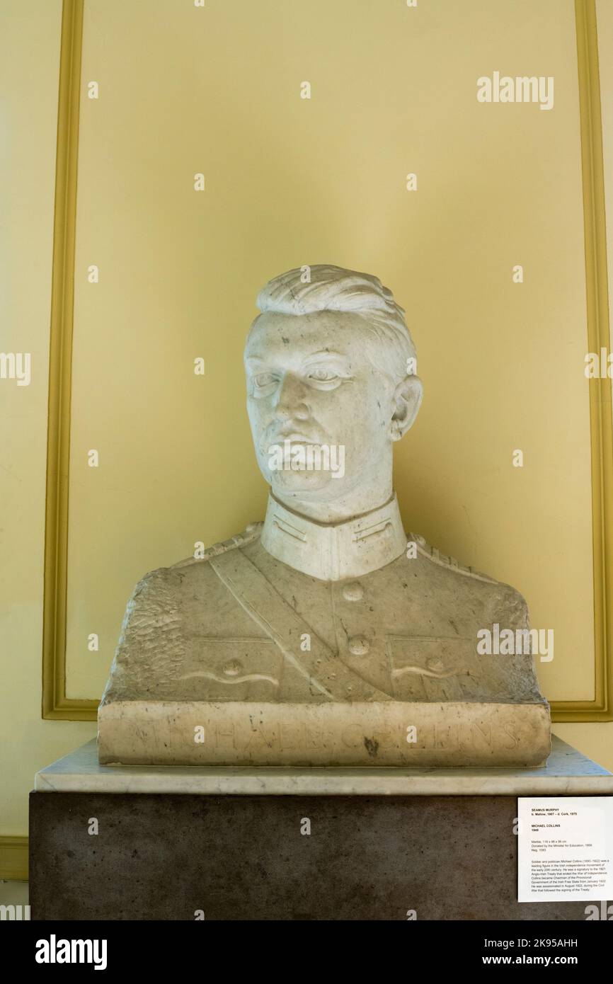 Ireland Eire Dublin City Gallery The Hugh Lane Marble busto of Soldier politician Michael Collins Military Uniform 1949 by Seamus Murphy 1907 - 1975 Foto Stock