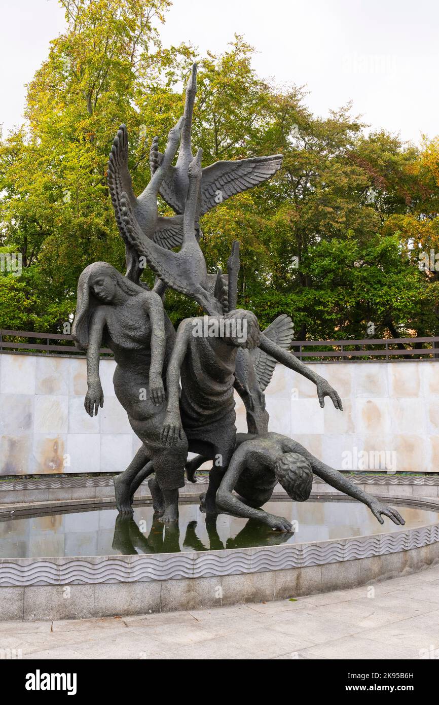 Ireland Eire Dublin City Gallery The Hugh Lane The Garden of Remembrance Children of Lir statue bronze figure di Oisin Kelly Water feature Memorial Foto Stock