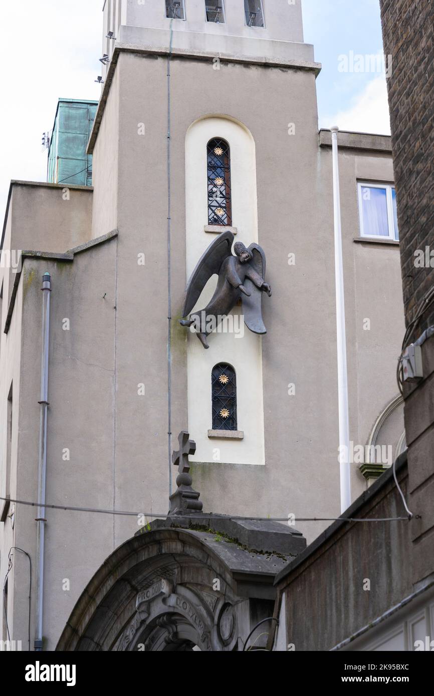Irlanda Eire Dublin Clarendon Street la chiesa carmelitana di St Theresa ha fondato il campanile d'angelo a figura moderna in streaming dal vivo nel 1792 Foto Stock