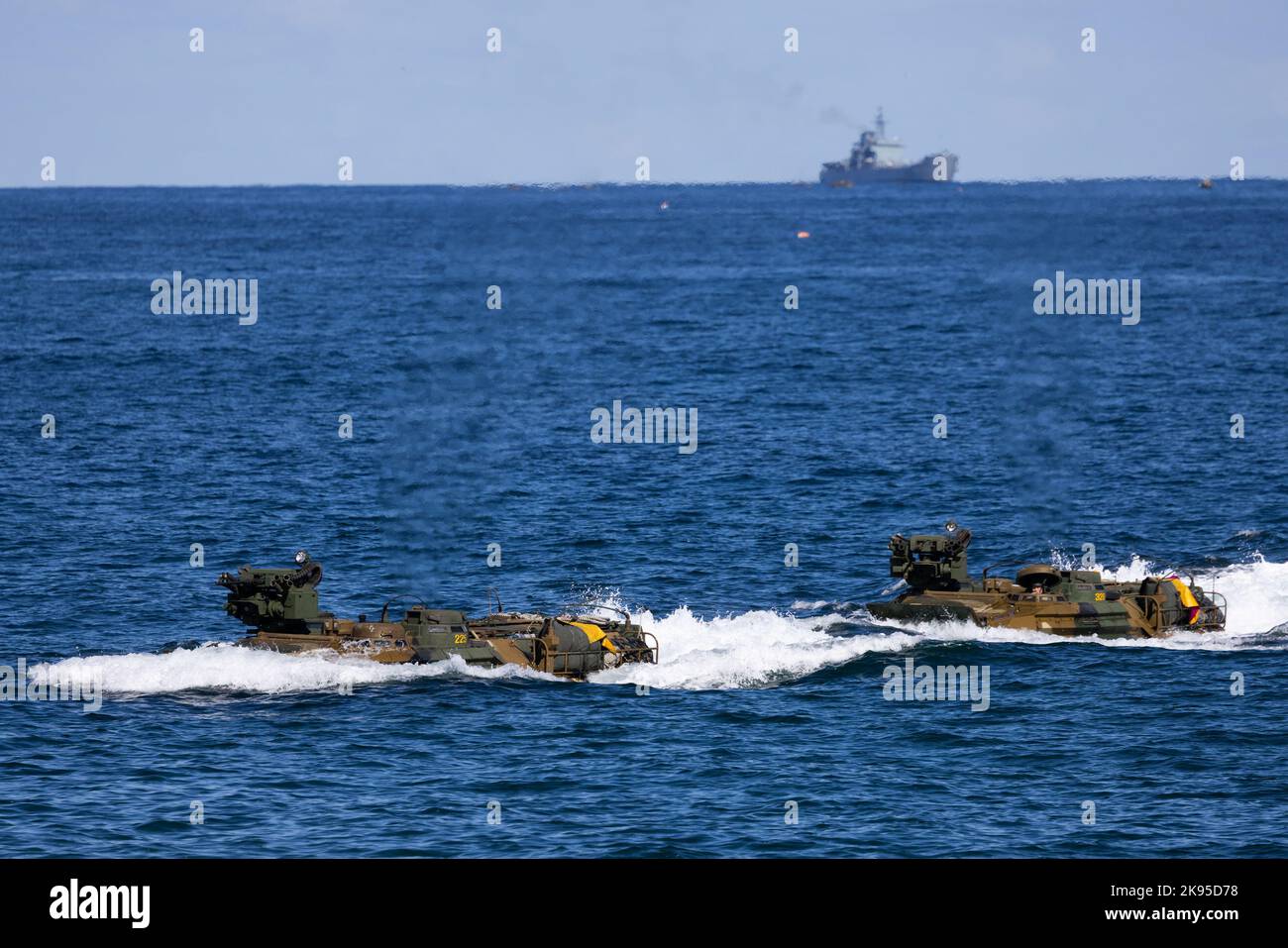 Pohang, Corea del Sud. 26th Ott 2022. I veicoli d'assalto anfibi marini sudcoreani partecipano al Hoguk Joint Amfibious Drill di Pohang, Corea del Sud, mercoledì 26 ottobre 2022. Foto di: SeongJoon Cho/Pool Via Credit: Sipa USA/Alamy Live News Foto Stock