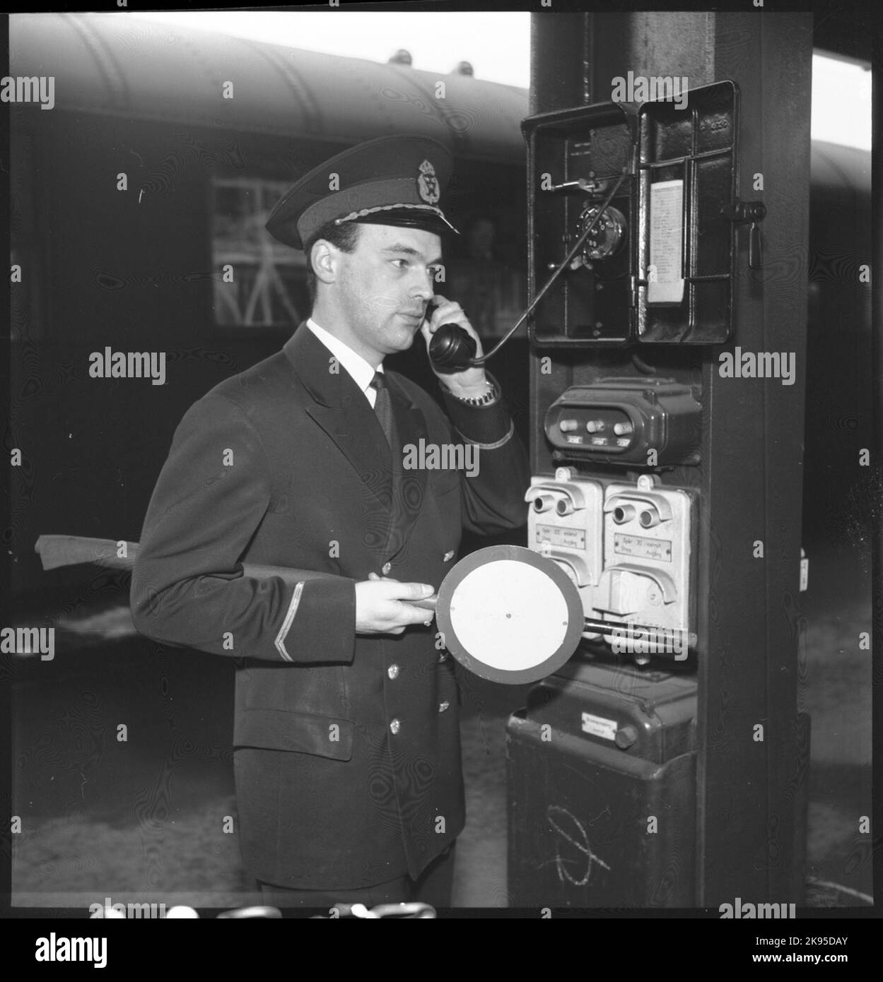 I dispositivi di pulizia del treno controllano l'ordine del treno e se sono state applicate le norme di sicurezza stradale. Ha uniforme invernale. Foto Stock