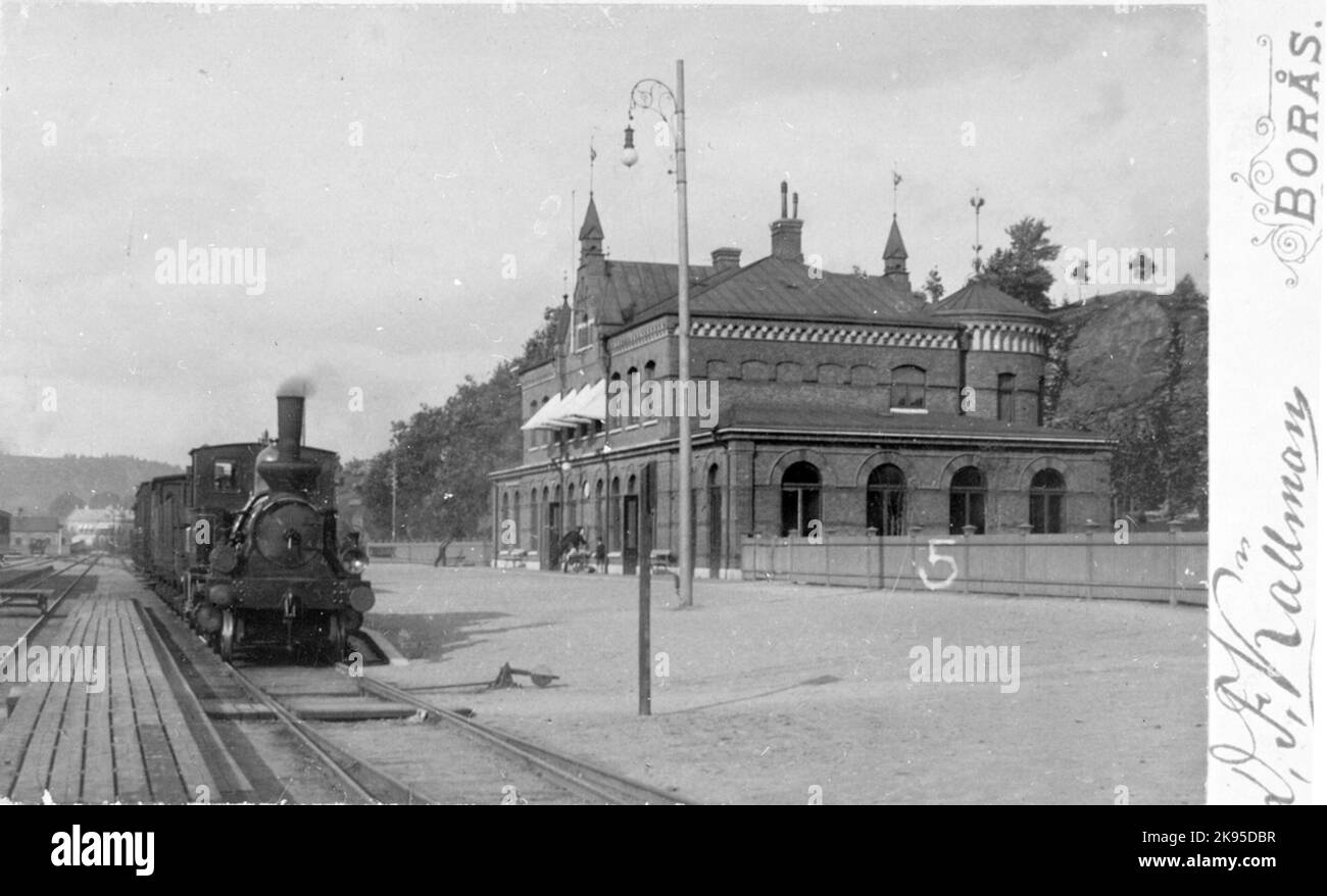 Borås stazione inferiore. La stazione fu costruita nel 1894 e fu poi chiamata Borås Lower. 15 maggio 1930, la stazione ha cambiato il suo nome in Borås Central. In pista, Khdj Lok 3 è visibile, prodotto da Nydqvist & Holm e acquistato da generi Härads Railway, KHDJ, 1886. KHDJ è stata acquisita nel 1899 dalla Borås Alvesta Railway Company, Baj, e la locomotiva è stata numerata nella foto. Nel 1902 a Baj 23. Nel 1918, si è svolta una nuova ristrutturazione e la locomotiva è stata poi denominata Baj 63. È stato infine demolito nel 1933. Foto Stock