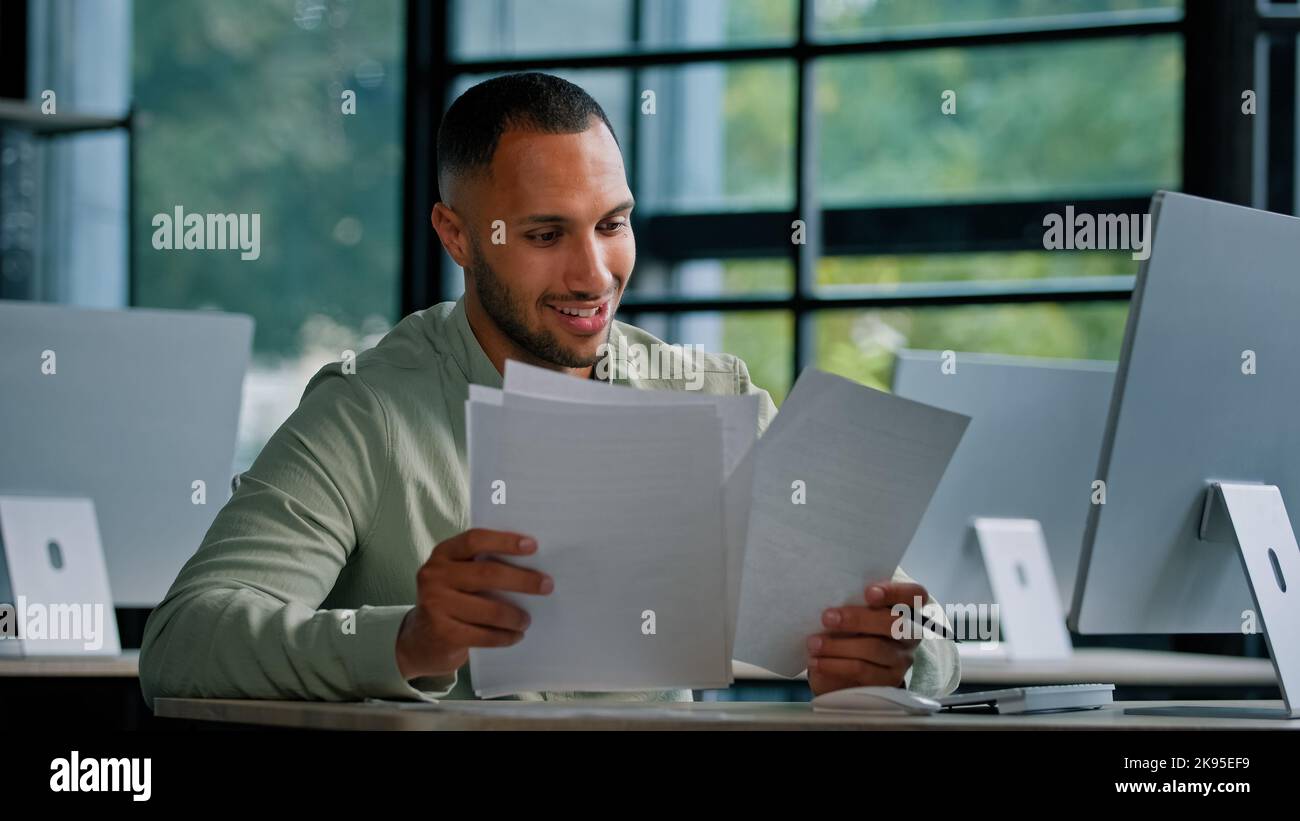 Uomo africano analista contabile insegnante banchiere capo businessman finanziario specialista controlli business documenti documenti occupati con la carta Foto Stock