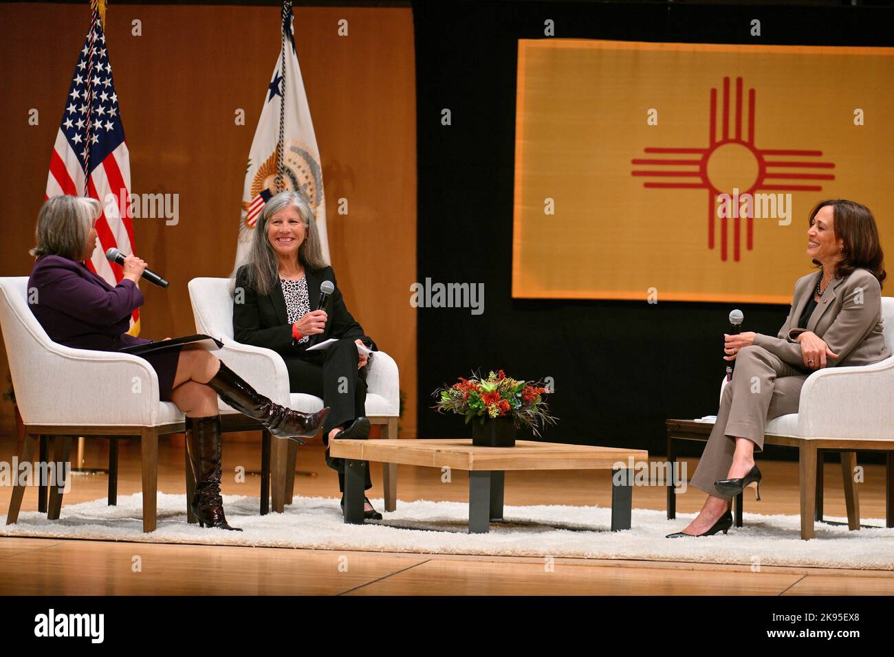 (L-R) il Governatore Michelle Lujan Grisham (democratico del New Mexico), parla come il Dott. Eve Espey, MD, MPH e il Vice Presidente degli Stati Uniti Kamala Harris osservano durante una conversazione sulla protezione dei diritti riproduttivi presso l'Università del New Mexico ad Albuquerque, New Mexico, Stati Uniti, martedì 25 ottobre, 2022. L’amministrazione Biden ha cercato di evidenziare gli sforzi per proteggere l’accesso all’aborto dopo che la Corte Suprema ha abbattuto Roe contro Wade all’inizio di quest’anno, la sentenza storica che aveva garantito i diritti all’aborto per quasi 50 anni. Credito: Sam Wasson/piscina tramite CNP Foto Stock