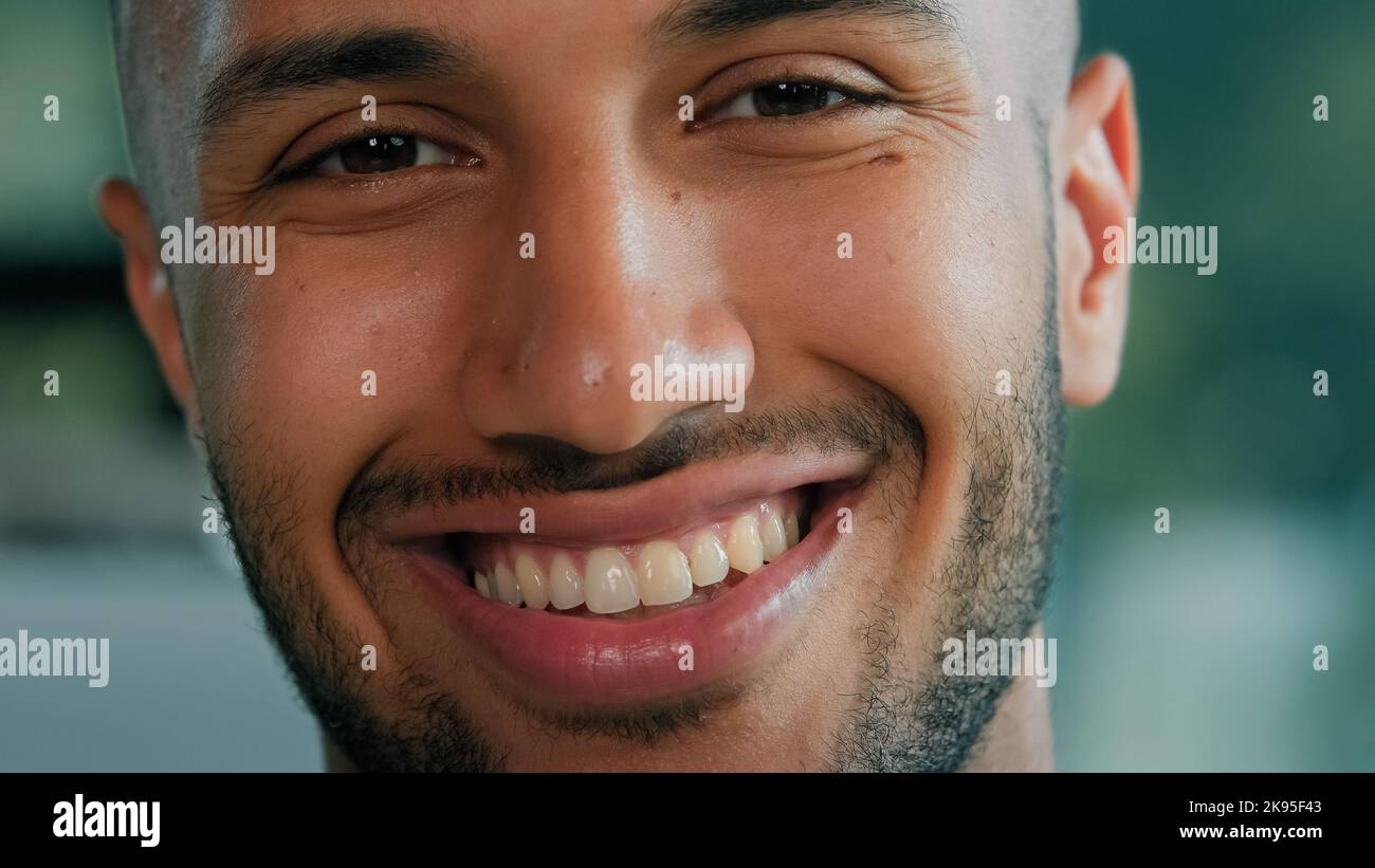 Primo piano testa shot maschio ritratto allegro felice spensierato sorridente africano Latina ragazzo uomo cliente uomo d'affari sano bearded boss imprenditore modello con Foto Stock