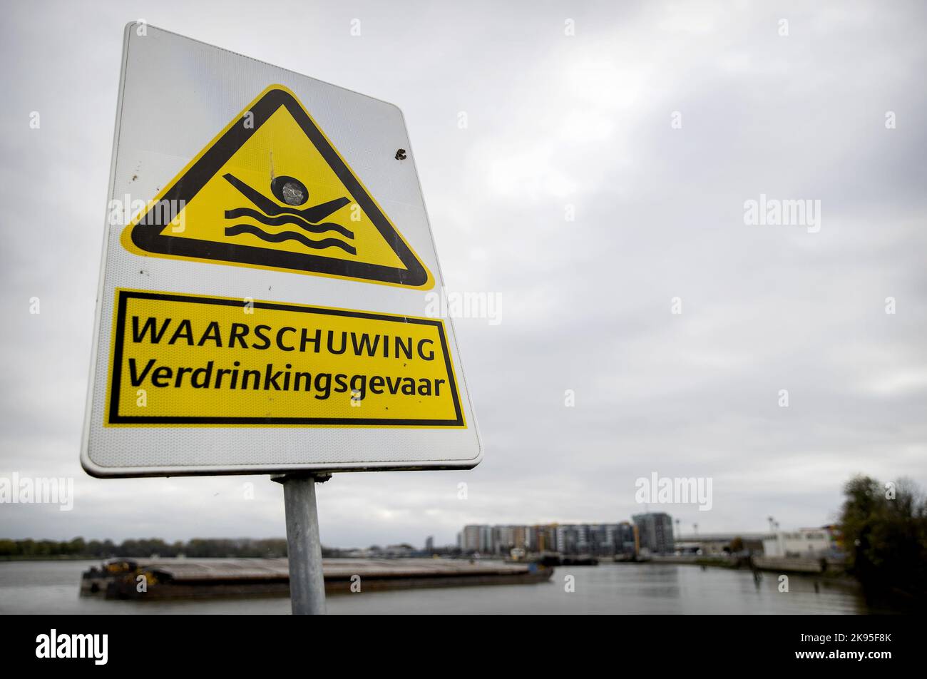 2022-10-26 12:37:45:19 ROTTERDAM - la zona dove la città di Feyenoord dovrebbe essere costruita con il Kuip sullo sfondo. Il Consiglio di Stato ha distrutto il piano di zonizzazione del comune di Rotterdam per il progetto Feyenoord City. ANP KOEN VAN WEEL netherlands out - belgium out Foto Stock