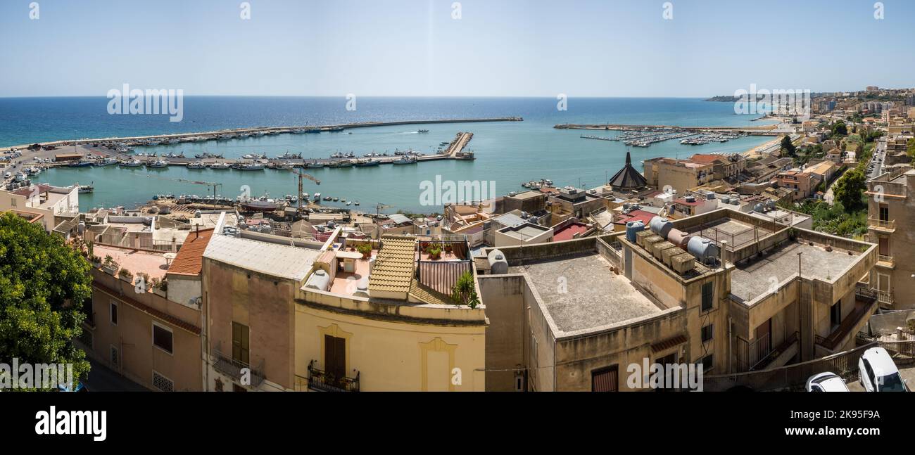 Italia, Sicilia, Sciacca. Vista panoramica del porto di pescatori dalla città. Foto Stock