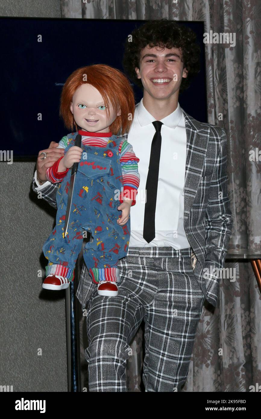 LOS ANGELES - OTT 25: Chucky, Zackary Arthur al Saturn Awards 50th - Sala stampa al Marriott Convention Center il 25 ottobre 2022 a Burbank, CA (Foto di Katrina Jordan/Sipa USA) Foto Stock