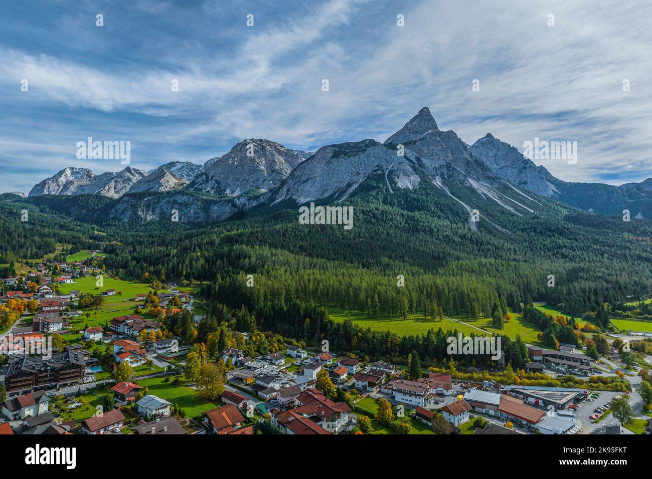 Veduta aerea dell'Arena Tiroler Zugspitz intorno a Ehrwald e Lermoos in Austria Foto Stock