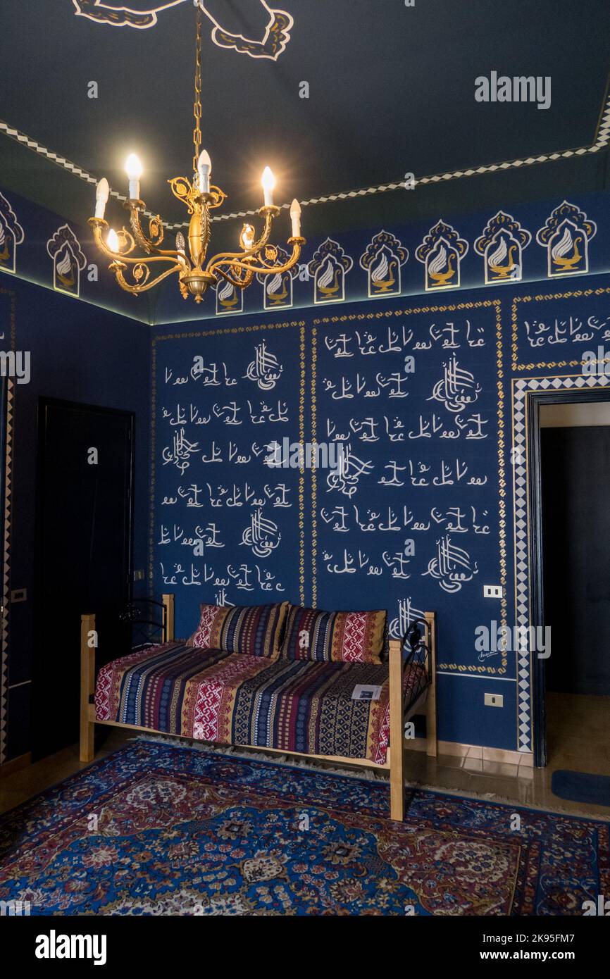 Italia, Sicilia, Mazara del Vallo. Mirabilia Arab House e 'la Sala delle meraviglie' nel centro storico, dove una volta vivevano pescatori tunisini. Foto Stock