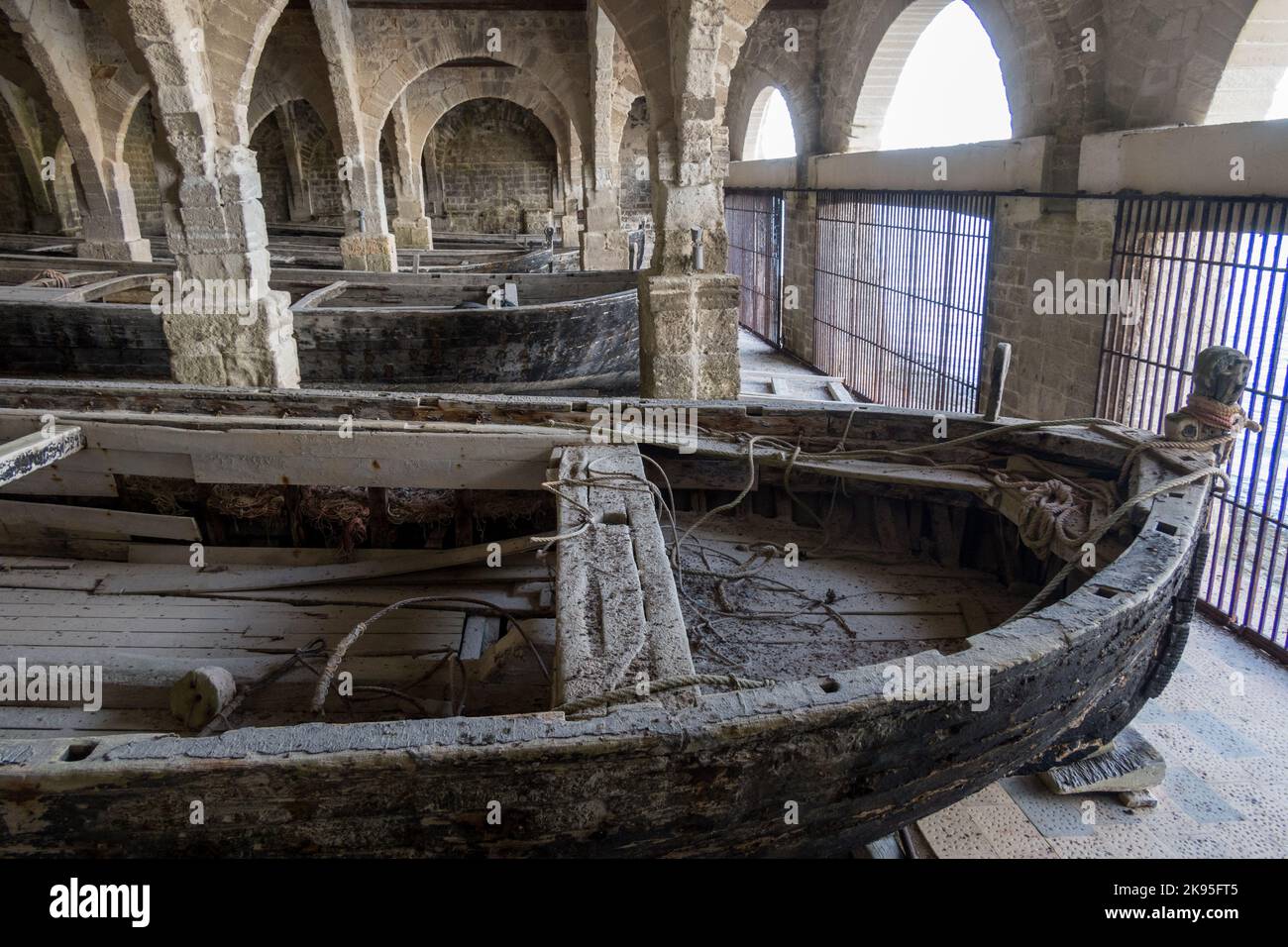 Italia, Sicilia, Isole Egadi, Isola di Favignana. Ex fabbrica di trasformazione del tonno in scatola 'Florio'. Le barche sono state utilizzate per la cattura di tonno. Foto Stock