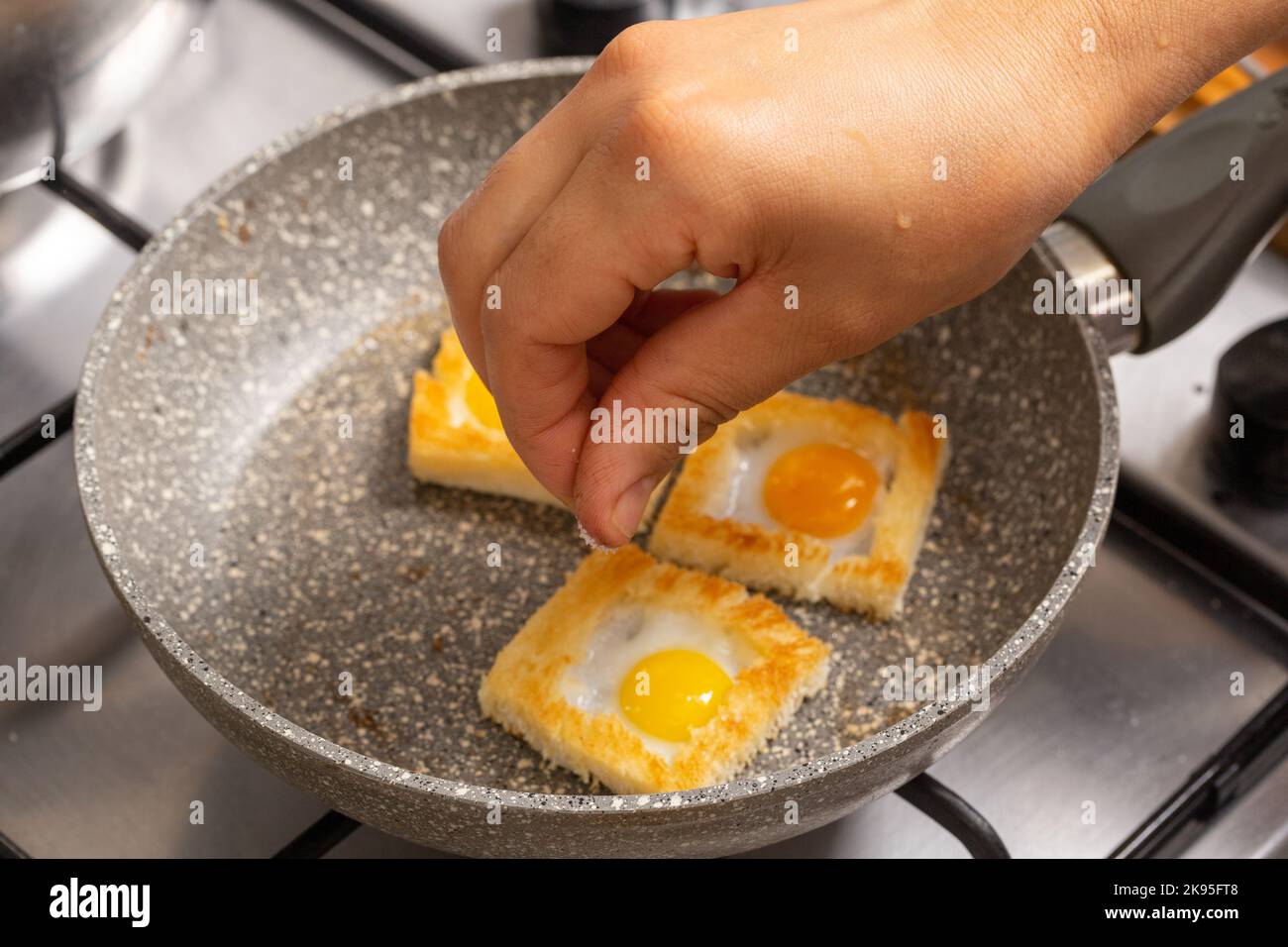 I sandwich all'uovo di quaglia nella padella di pietra Foto Stock
