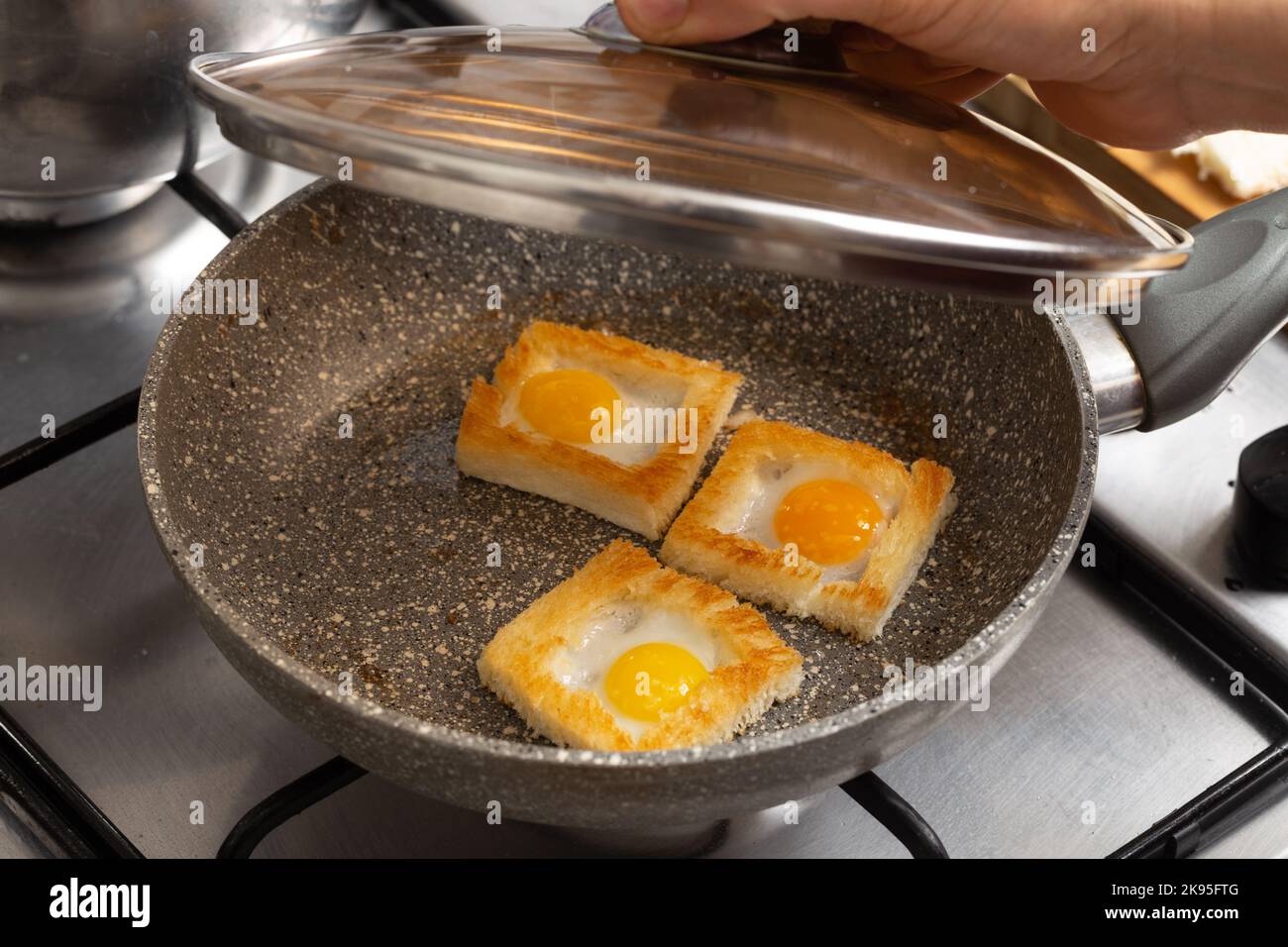 I sandwich all'uovo di quaglia nella padella di pietra Foto Stock