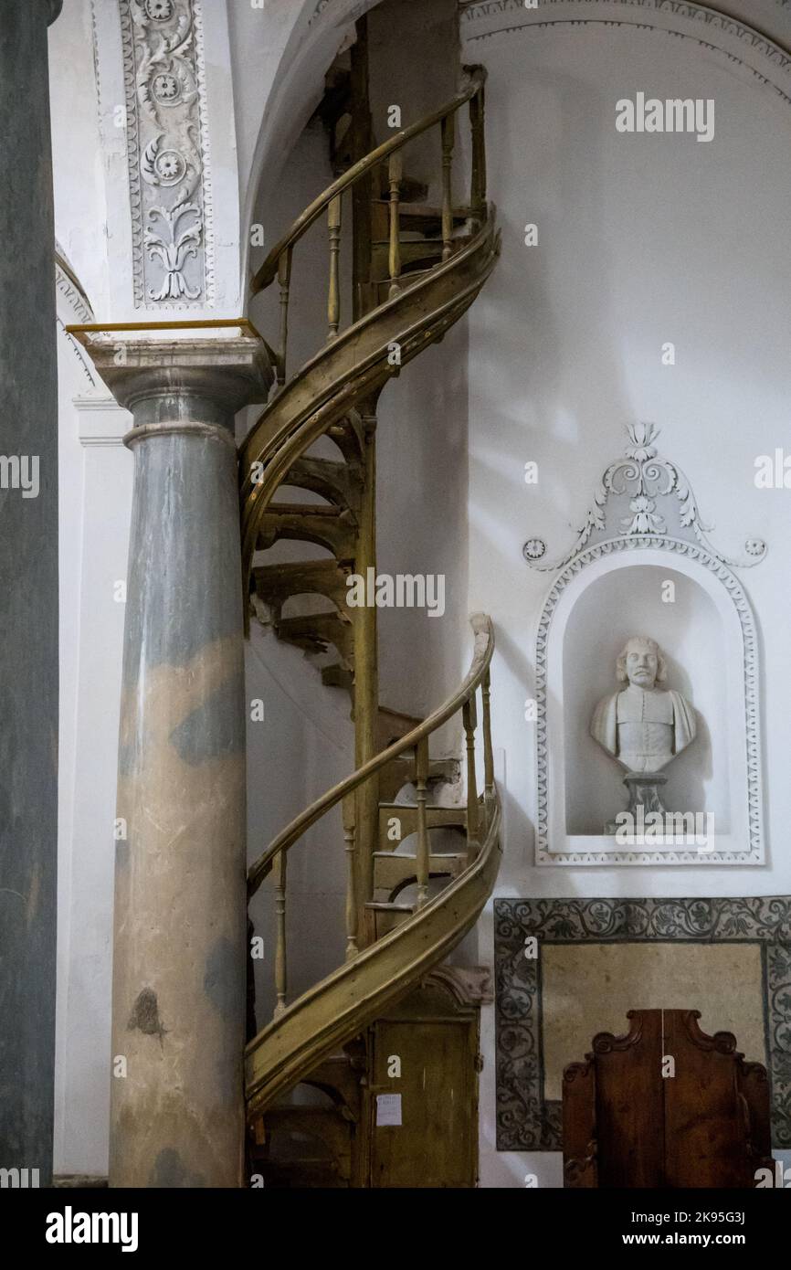 Italia, Sicilia, Erice. Scalinata a chiocciola Chiesa di San Martino. Foto Stock