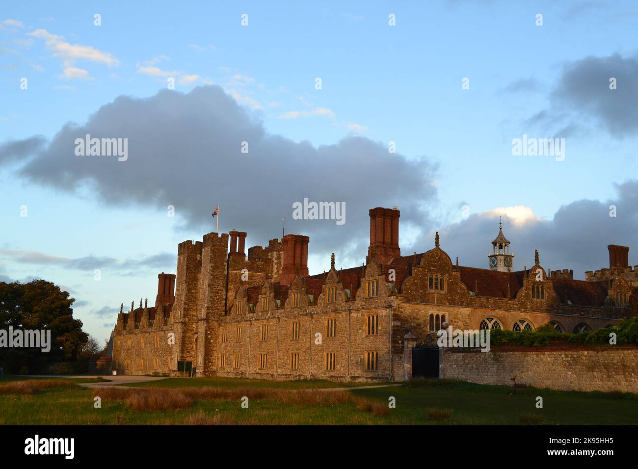 Knole casa, Sevenoaks, Kent, nel tardo pomeriggio luce autunnale; una casa medievale / Tudor più tardi di proprietà di vita Sackville-West. Situato in un famoso parco di cervi Foto Stock